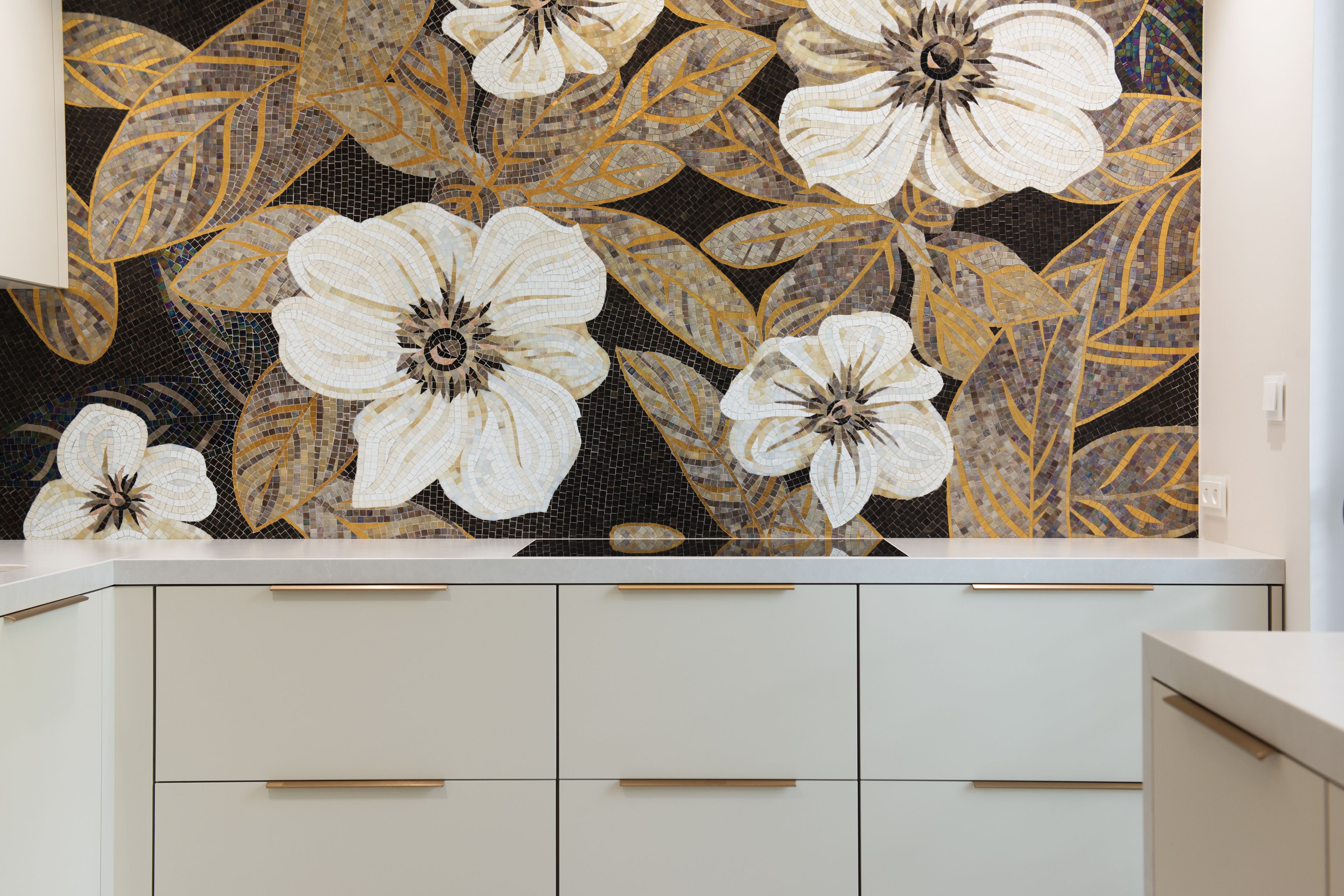 Ręcznie cięta i układana mozaika włoskiej marki Sicis.